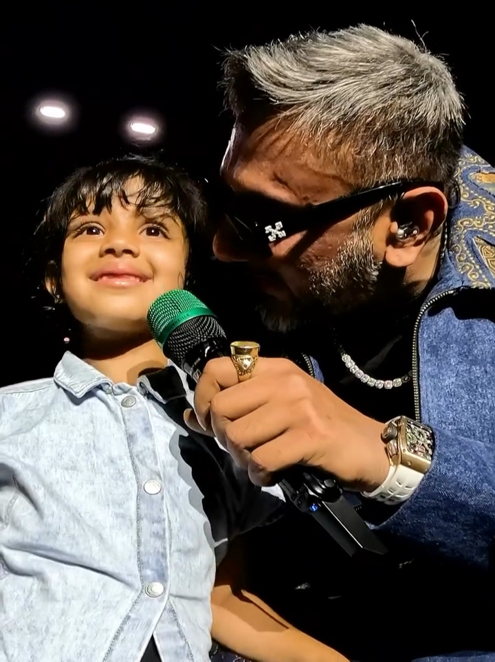 Honey Singh With Cute Little Girl In Ahmedabad Concert 