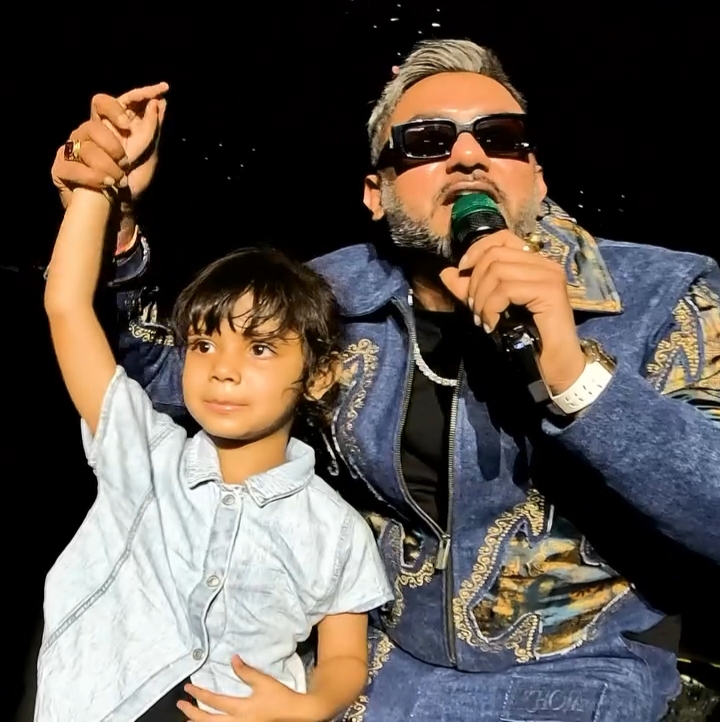 Honey Singh With Cute Little Girl In Ahmedabad Concert 